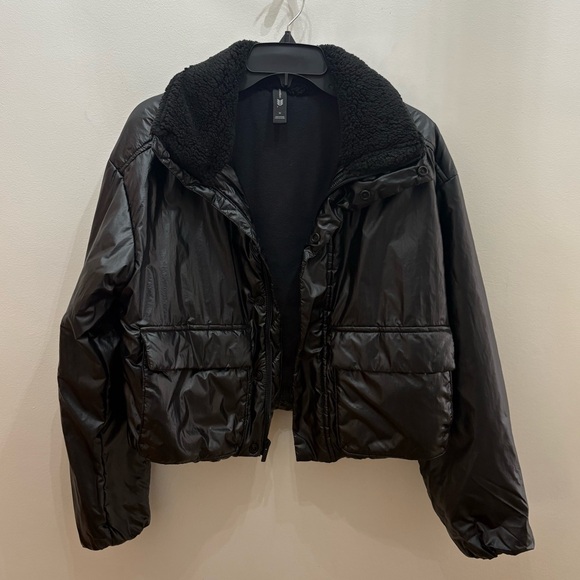 Morphe Jackets & Blazers - All in motion Black crop Puffer light weight Jacket with Faux Fur Collar